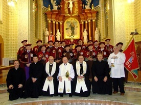 Członkowie bractwa z kapłanami przed obrazem św. Józefa.