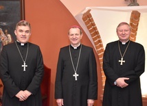 Abp Tadeusz Wojda (w środku) z biskupami pomocniczymi - bp. Wiesławem Szlachetką (z prawej) i bp. Zbigniewem Zielińskim. 