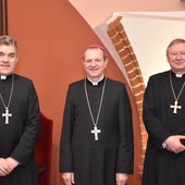 Abp Tadeusz Wojda (w środku) z biskupami pomocniczymi - bp. Wiesławem Szlachetką (z prawej) i bp. Zbigniewem Zielińskim. 