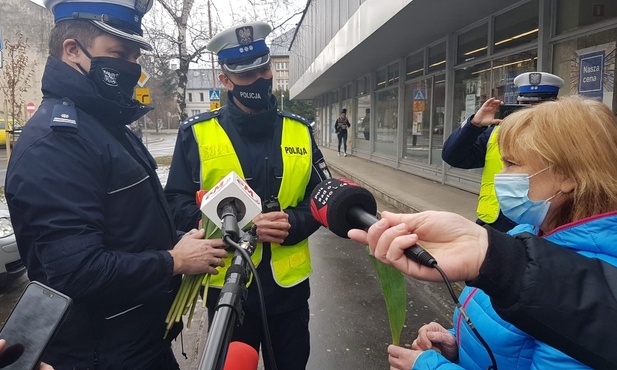 Bielsko-Biała. Pouczenia i tulipany - zamiast mandatów w Dzień Kobiet