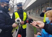 Bielsko-Biała. Pouczenia i tulipany - zamiast mandatów w Dzień Kobiet