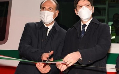 Z lewej prezes FS Gianfranco Battisti, obok - minister zdrowia Roberto Speranza.