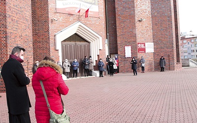 ▲	Legnicka część akcji odbywała się przed kościołem pw. Matki Bożej Królowej Polski. Wkrótce spotkania modlitewne w Lubinie i Bolesławcu.