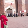 ▲	Legnicka część akcji odbywała się przed kościołem pw. Matki Bożej Królowej Polski. Wkrótce spotkania modlitewne w Lubinie i Bolesławcu.