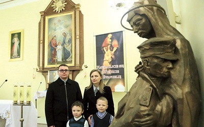 Kaplicę i figurę pokazali radgoscy parafianie z Narożnik – Renata i Grzegorz Kuźniarowie. 