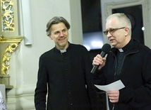 Księża Mikołaj Piec (z lewej) i Dariusz Mikowski na spotkaniu w Borzęcinie Górnym.