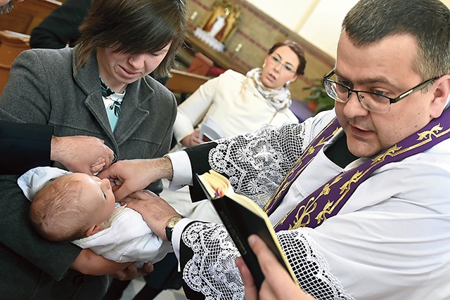 W tradycyjnej formie sakramentu namaszcza się olejem katechumenów, co w liturgii posoborowej jest fakultatywne.