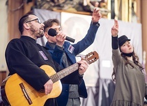 Podczas spotkania, które poprowadził o. Mirosław Jajko SJ, był czas na radosną integrację oraz modlitwę adoracyjną i spowiedź. 