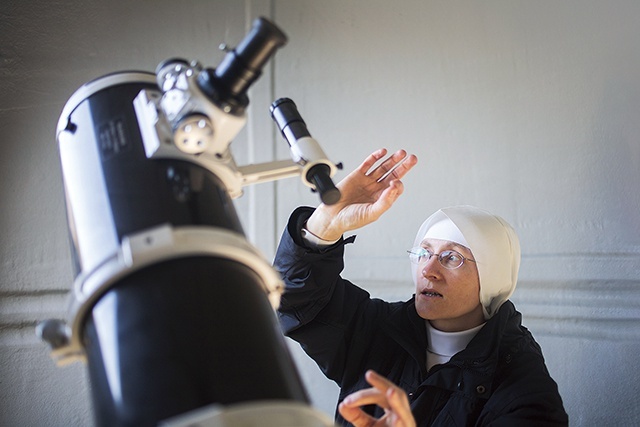 	Siostra Dorotea w wybudowanym przez siebie obserwatorium astronomicznym.  