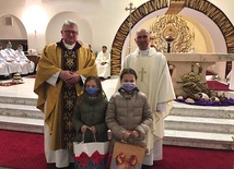 Zwyciężczynie odebrały nagrodę od księży Jana Folcika (z lewej) i Mariusza Kusiaka.