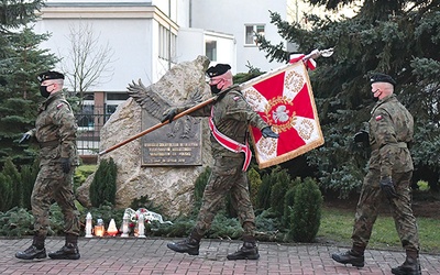 Obchody przy kościele pw. Wniebowzięcia NMP w Żarach.