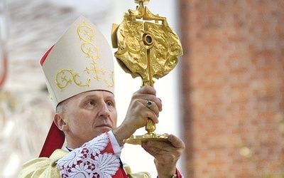 W tym roku z uwagi na pandemię nie było ucałowania relikwii. Jednak ordynariusz pobłogosławił nimi wszystkich uczestników uroczystości.