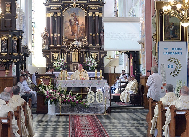 Stąd pochodzi bp Paweł Socha CM, emerytowany biskup pomocniczy diecezji zielonogórsko-gorzowskiej, który w 2018 r. obchodził w rodzinnej miejscowości 60. rocznicę święceń kapłańskich.