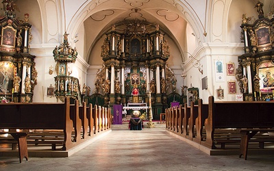 ▲	Ołtarz główny jest dziełem mistrza Johanna Christiana Schmidta z Reszla. 