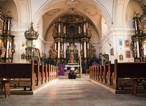 ▲	Ołtarz główny jest dziełem mistrza Johanna Christiana Schmidta z Reszla. 