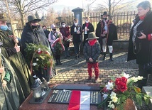 Radziechowski hołd przy grobach.