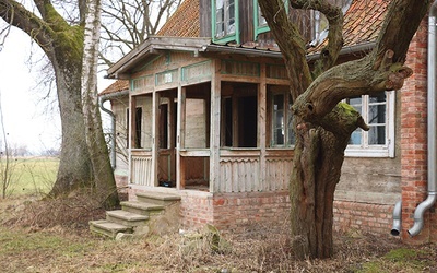 Domy, które staną w tym miejscu, to wyłącznie uratowane zabytki architektury drewnianej. Podobne do domu w Kępniewie (na zdjęciu), przy którym FOZAD prowadzi także prace renowacyjne.