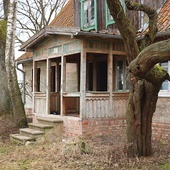 Domy, które staną w tym miejscu, to wyłącznie uratowane zabytki architektury drewnianej. Podobne do domu w Kępniewie (na zdjęciu), przy którym FOZAD prowadzi także prace renowacyjne.