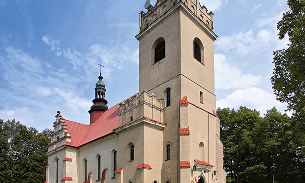 Licząca 600 wiernych parafia św. Teresy od Dzieciątka Jezus w Białowieży nie byłaby w stanie sfinansować remontu zabytkowej świątyni. Część funduszy udało się pozyskać z różnych programów ochrony zabytków na szczeblu krajowym i wojewódzkim.