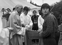 Dzień wspólnoty wakacyjnych oaz rekolekcyjnych w Centrum Ruchu Światło–Życie w Krościenku nad Dunajcem, sierpień 1980 roku.