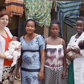 Sara Suchowiak, jedna z inicjatorek projektu „Bezpieczna mama”, swoją wiedzą medyczną dzieli się z Afrykankami.
