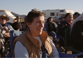 Fern (Frances McDormand) w czasie spotkania społeczności „bezmiejscowych” w Quartzsite w Arizonie.