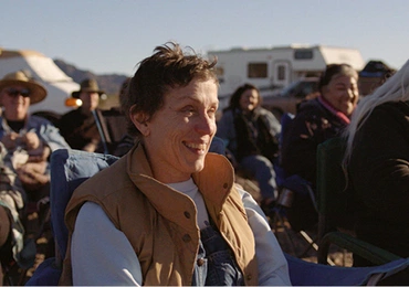 Fern (Frances McDormand) w czasie spotkania społeczności „bezmiejscowych” w Quartzsite w Arizonie.