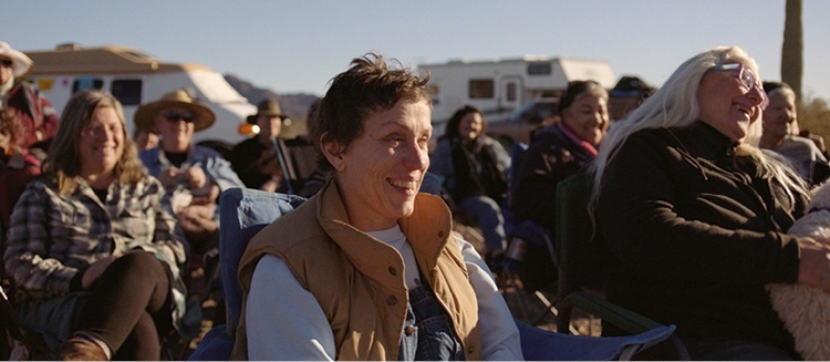 Fern (Frances McDormand) w czasie spotkania społeczności „bezmiejscowych” w Quartzsite w Arizonie.