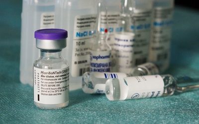 USA: Buteleczka po pierwszej szczepionce przeciw koronawirusowi trafiła do muzeum