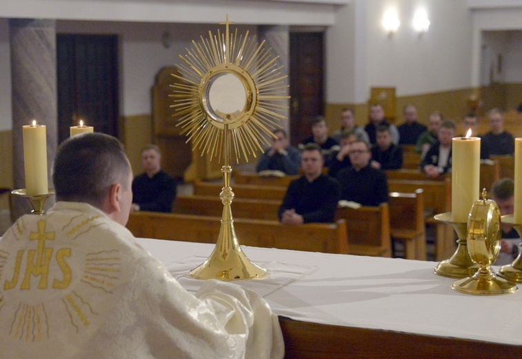 Zaproszenie do całodobowej adoracji Pana Jezusa ukrytego w Najświętszym Sakramencie jest świetną okazją do duchowego przygotowania na Wielki Tydzień i uroczystość Wielkanocy.