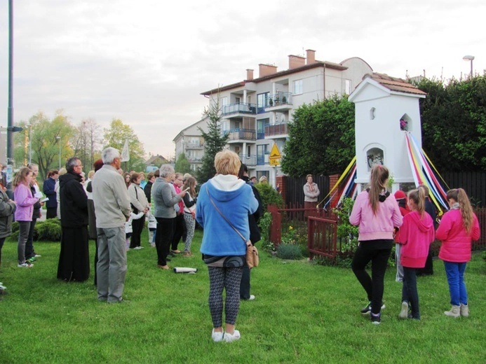 W Nowym Sączu zdewastowano zabytkową kapliczkę i figurę Matki Bożej