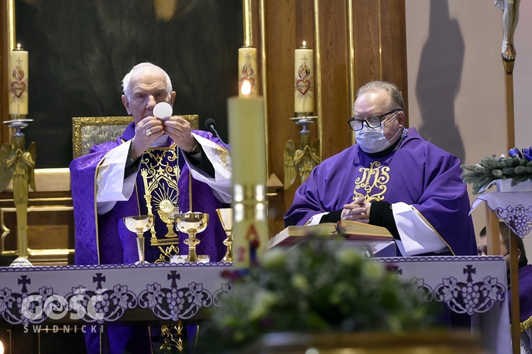 Biskup senior i ks. Radosław Kisiel w czasie Mszy św. pogrzebowej taty dyrektora świdnickiej Caritas.