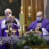 Biskup senior i ks. Radosław Kisiel w czasie Mszy św. pogrzebowej taty dyrektora świdnickiej Caritas.