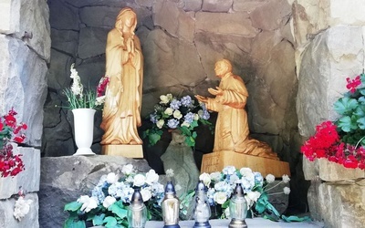Grota Matki Bożej z Lourdes ze św. Janem Pawłem II w Żarnówce.