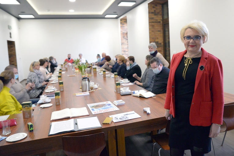 Anna Lis podczas wielkopostnej debaty liderów Parafialnych Zespołów Caritas.