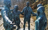 Rzeźba na ścieżce edukacyjnej na Kopiej Górce.