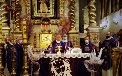 Biskup Marek Solarczyk w sanktuarium w Kałkowie-Godowie