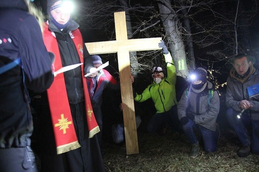 Młodzieżowa Droga Krzyżowa pod Krzyż Jubileuszowy na Hrobaczej Łące - 2021