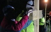 Młodzieżowa Droga Krzyżowa pod Krzyż Jubileuszowy na Hrobaczej Łące - 2021