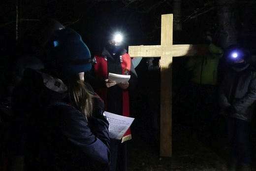 Młodzieżowa Droga Krzyżowa pod Krzyż Jubileuszowy na Hrobaczej Łące - 2021