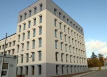 Nowy budynek Centrum Rehabilitacyjnego w Radomiu przeznaczony został obecnie na szpital tymczasowy dla pacjentów chorych na COVID-19.