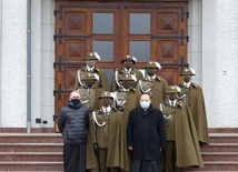 Żołnierze z duchownymi przed kościołem w Mokrzyskach.