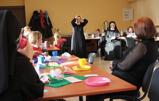 Dzień mam, córek i... sióstr duchaczek w Międzybrodziu Bialskim