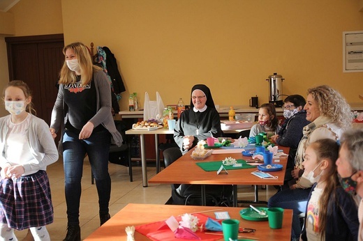 Dzień mam, córek i... sióstr duchaczek w Międzybrodziu Bialskim