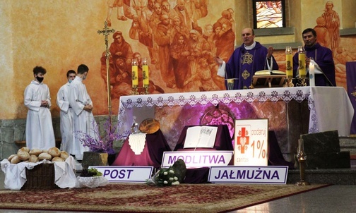 Ks. Arkadiusz Talik i ks. Łukasz Kubas sprawowali Eucharystię z oazowiczami na oświęcimskim Zasolu.