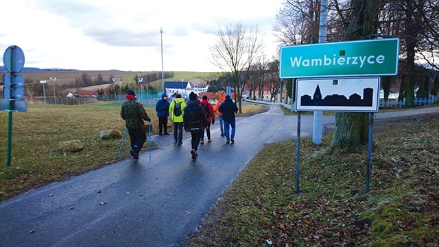 ▼	Uczestnicy dotarli do Wambierzyc, gdzie czekała na nich trasa dróżkami tamtejszej kalwarii.
