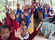 ▲	Wymarzony autobus kupiono dzięki ludziom dobrej woli.