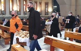 	Rodziny świętowały na Eucharystii w Świątyni Pokoju.