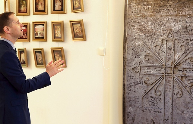 Jakub Staroń przy jednej z eksponowanych prac…