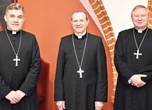 	Nowy pasterz (w środku) z bp. Wiesławem Szlachetką (z prawej) i bp. Zbigniewem Zielińskim.